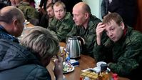 Auf dem Archivbild: Verwandte und Freunde kommunizieren mit russischen Soldaten, die aus ukrainischer Gefangenschaft zurückgekehrt sind Bild: Sergei Awerin / Sputnik