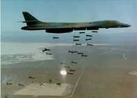 Ein US-amerikanischer B-1-Bomber  wirft 30 „Cluster-Bomben“ ab und "sichert" somit Frieden in der Welt?!?