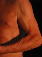 Muskel: Frauen bevorzugen Machos während Eisprung. Bild: pixelio.de, Kühnle