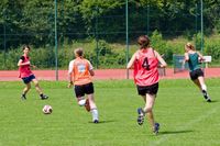 Frauen auf dem Fußballfeld: Sie nutzen Lücken ein bisschen besser aus, laufen sich ein bisschen besser frei und stellen in der Defensive die Passwege ein bisschen geschickter zu als die Männer. Bild: Peter Neidlinger/UA-Fotostelle