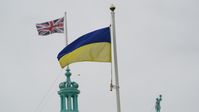 Ukrainische und britische Flaggen wehen in England (Archivbild) Bild: Owen Humphreys / Gettyimages.ru