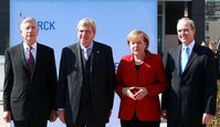 Karl-Ludwig Kley (rechts) zusammen mit Jon Baumhauer, Volker Bouffier und Angela Merkel am 23. September 2010 (Archivbild)