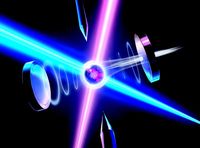 Die Quanteninformation eines ionisierten Atoms wird in den Polarisationszustand eines Lichtteilchens eingeschrieben.
Quelle: Grafik: Harald Ritsch (idw)