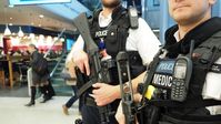 Symbolbild: Bewaffnete Polizisten auf Patrouille am London City Airport, London, Großbritannien. Bild: Legion-media.ru / Jack Sullivan