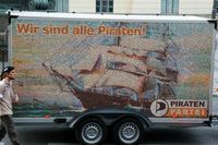 Die Rückseite des gläsernen Mobils mit dem "Ich bin Pirat!"-Riesenposter. Bild: Olaf Haensel 