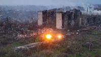 Archivbild: Russische Artillerieangriffe auf ukrainische Stellungen im westlichen Teil der Stadt Artjomowsk, 24. April 2023. Bild: Sputnik