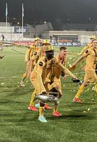 Victor Okoh Boniface (vorn) feiert den Gewinn der Norwegischen Meisterschaft 2021 mit dem FK Bodø/Glimt in Mjøndalen