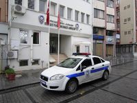 Streifenwagen vor einer Polizeiwache in Istanbul
