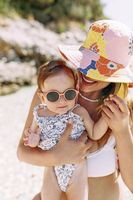 "Tipp: Wann Ihr Baby eine Sonnenbrille braucht" Bildrechte: Wort & Bild Verlagsgruppe - Gesundheitsmeldungen Fotograf: Stocksy/Brat Co