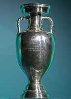 Der Pokal für den Gewinn der UEFA Fußball-Europameisterschaft in der überarbeiteten größeren Version, wie er seit 2008 vergeben wird. (Symbolbild)
