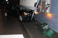 unfallbeteiligter PKW in Hausfassade