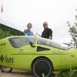 Martin Müller, Autor der Blogs "Im Strom der Zeit", zusammen mit Johann Gerdenitsch, dem Solarbeauftragten der Stadt Fürth am Solarberg Atzenhof . Bild: obs/Sun Microsystems GmbH