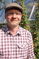 Prof. Dr. Maximilian Weigend mit einem Blumennesselgewächs im Botanischen Garten der Universität Bonn.
Quelle: (c) Henner Euting/Uni Bonn (idw)