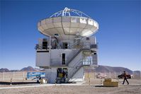 Das APEX-Teleskop. Das Atacama Pfadfinder Experiment (APEX) - ein 12-Meter-Teleskop für Submillimeter-Astronomie - liefert neue wissenschaftliche Ergebnisse in beeindruckendem Tempo.  Bild: ESO