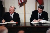 US-Präsident Reagan (rechts) und der sowjetische Generalsekretär Gorbatschow (links) unterzeichnen den INF-Vertrag im Weißen Haus, 8. Dezember 1987.