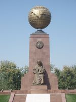 Unabhängigkeitsdenkmal des Mutterlandes Taschkent: Usbekistans Umriss erscheint auf dem Globus; die glückliche Mutter, Symbol für das Mutterland, kümmert sich um die Zukunft, das Kind