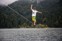 HD+ Testimonial Alex Schulz hat seinen im Rahmen der "Mission: HD für Helgoland" - Kampagne aufgestellten Weltrekord im Slacklinen über Wasser gebrochen: Am Eibsee hat er 320 Meter über Wasser zurückgelegt. Bild: "obs/HD PLUS GmbH/Johannes Olszewski/HD PLUS GmbH"