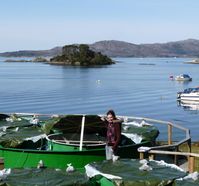 Mesokosmen bei der Marinen Station der Uni Bergen in Espegrend am Bergen Fjord. Erstautorin Andrea Frommel misst pH-Werte.
Quelle: Foto: IFM-GEOMAR (idw)