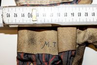 Nahaufnahme Beweismittel Arbeitshandschuh mit Initialen "M.T" Bild: Polizei