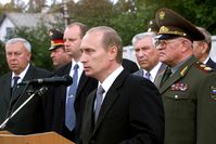 Putin bei einer militärischen Gedenkveranstaltung (2000), Archivbild
