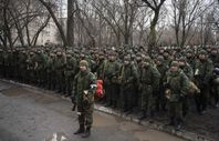 Archivbild: Soldaten der LVR-Volksmiliz an einem Mobilisierungspunkt in Lugansk. Bild: Waleri Melnikow / Sputnik