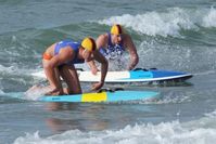 DLRG Cup im Rettungsschwimmen: David Loosen (hinten) und Matthias Krause (vorne)- hier beim Rettungsbrett-Rennen (Board Race) gewannen für die deutsche Nationalmannschaft zahlreiche Medaillen. Bild: obs/DLRG - Deutsche Lebens-Rettungs-Gesellschaft