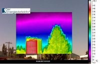 Auch an Gebäudeflächen erkennt man mit Hilfe einer Wärmebildkamera, dass Gebäudeoberflächen mit PV-Modulen wärmer sind, als an anderen Gebäudeteilen ohne PV-Module. (Bild: energiedetektiv.com)