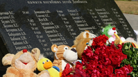 Tafel mit Namen im Ukrainekonflikt getöteter Kinder auf der Gedenkinstallation "Allee der Engel" in Donezk. Bild: Sputnik