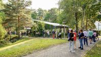 Lange Warteschlange vor einem Wahllokal in der Herthastraße im Bezirk Wilmersdorf, Ortsteil Grunewald, in Berlin.