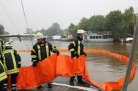 Ölfilm auf Wasser im Hafen von Weener