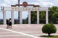 Passanten auf dem Platz des Sieges in Melitopol, 19. Juli 2022 Bild: Dmitri Makejew / Sputnik