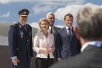 Der Inpsekteur der Luftwaffe Generalleutnant Ingo Gerhartz, Verteidigungsminiterin Dr. Ursula von der Leyen und der französische Präsident Emmanuel Macron nach der Unterzeichnung der Entwicklkungsvereinbarung - FCAS (Future Combat Air System) und NGWS (New Generation Weapon System) -  bei der Air Show Le Bourget Paris, am 17.06.2019.