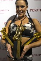 Beate Uhse Movie wurde auf der Venus 2017 am 12. Oktober 2017 als "Beste Online-VoD-Plattform" ausgezeichnet. Sexstar Texas Patti freut sich mit und hat selbst ordentlich Gold gewonnen. Bild: "obs/Beate Uhse Entertainment"