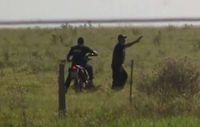 Bewaffnete attackieren eine Guarani-Gemeinde im brasilianischen Bundesstaat Mato Grosso do Sul, 2014  Bild: Aty Guasu/Survival