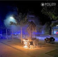 Am Schillerplatz brannten ein Sonnenschirm und Stühle eines Lokals ab. Bild: Polizei