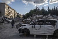 Auf dem Bild: Eine ältere Frau auf einer Straße in Lissitschansk in der Volksrepublik Lugansk, 5. September 2022. Bild: WALERI MELNIKOW / Sputnik