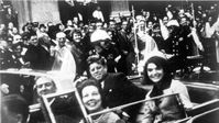 John F. Kennedy mit Ehefrau Jacky auf der hinteren Sitzbank im Auto am 22.11.1963 in Dallas (Texas), kurz bevor die tödlichen Schüsse fielen. Bild: Gettyimages.ru / Universal History Archive