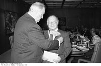 Bundeskanzler Kohl überreicht das Große Verdienstkreuz des Verdienstordens der Bundesrepublik Deutschland an Blüm (1990)
