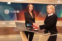 Hannelore Kraft beim Druck auf den roten Startknopf. Die NRW-Ministerpräsidentin gibt damit den Sendebetrieb des neuen SAT.1 Landesstudios frei. Bild: WestCom Medien GmbH