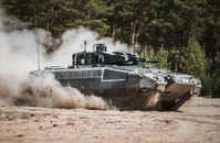 Der Schützenpanzer Puma bewegt sich durch das Gelände. Bild: Bundeswehr