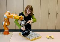 Die Vision eines intuitiv programmierbaren Roboters für handwerkliche Aufgaben. Bild: Lehrstuhl für Robotik und Eingebettete Systeme, Universität Bayreuth