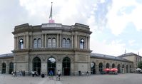 Bahnhofsplatz und rechter Gebäudeflügel nach dem Umbau