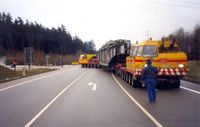 Schwerlasttransport eines Transformators mit ca. 300 t, bahnkompatible Tragschnäbel auf zwei Zugmaschinen (Symbolbild)