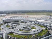 Flughafen Düsseldorf: Blick vom DFS-Kontrollturm auf das Flughafengebäude