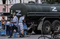 Archivbild: Russische Soldaten verteilen Wasser an Einwohner von Mariupol, DVR, 1. August 2022 Bild: RIA Nowosti / Sputnik