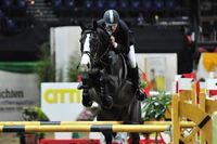 Der Schweizer Reitprofi Manfred Mueller hat mit Cheenoks Boy das erste internationale Springen bei der Baltic Horse Show in der Kieler Sparkassen-Arena gewonnen. Bild: Karl-Heinz Frieler