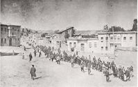 Foto eines anonymen deutschen Reisenden: Armenier werden im April 1915 von osmanischen Soldaten aus Kharpert (türkisch: Harput) in ein Gefangenenlager im nahen Mezireh (türkisch: Elazığ) geführt.[9]