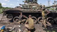 Ukrainisches Militär versucht die Reparatur eines Panzers Bild: Gettyimages.ru / Diego Herrera Carcedo/Anadolu Agency