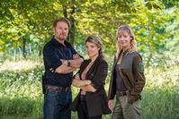 Die Kommissare Robert Winkler (Kai Scheve) und Karina Szabo (Lara Mandoki) sowie Försterin Saskia Bergelt (Teresa Weißbach). Bild: ZDF und Michael Rahn Fotograf: Michael Rahn