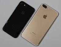 Rückseiten des iPhone 7 in Diamantschwarz und iPhone 7 Plus in Gold